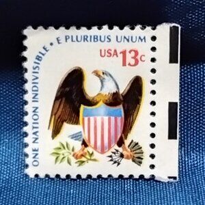 Uncirculated USA 1975 One Nation Indivisible 13 Cent Stamp!!